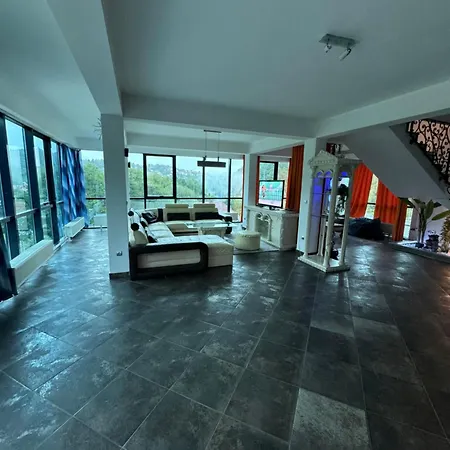 Deluxe Penthouse And Pool Apartment